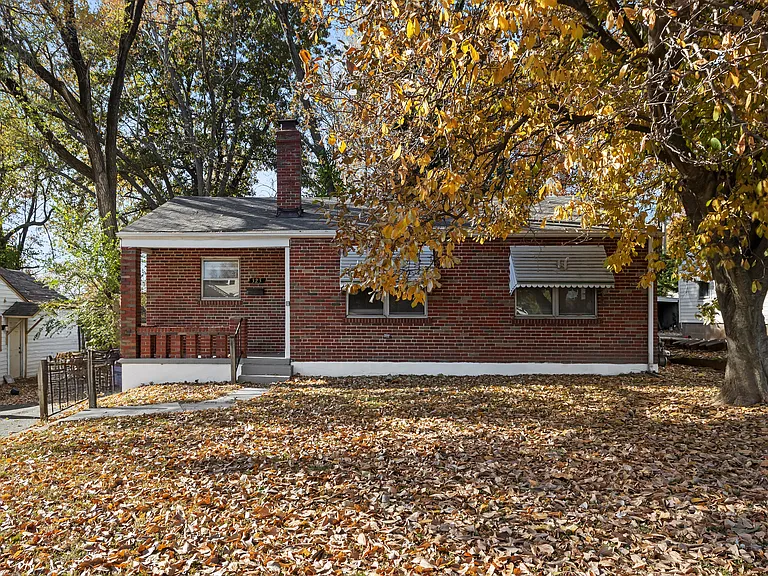 323 Ames Pl — Photo 1