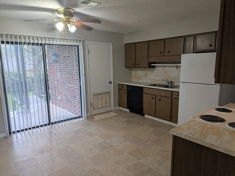 10410 Lovell Center Dr — Photo 4