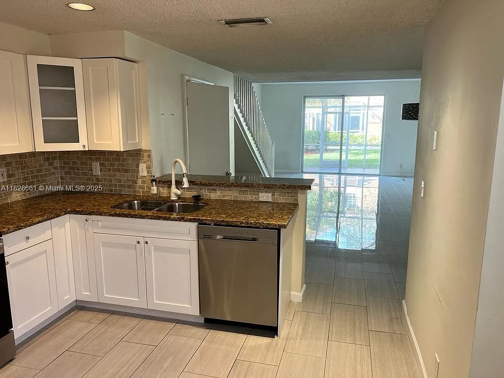 3 bed, 2.5 bath, 1500 sqft, $3,395 — Photo 3