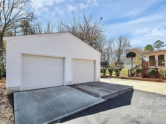 3rd image of 6927 Abbotswood Dr
