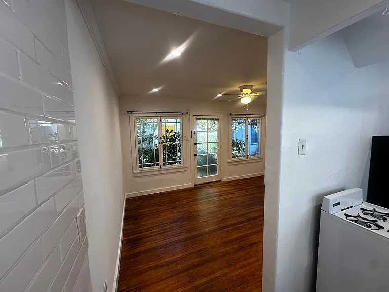 3927 Melrose Ave #1/4 — Photo 16