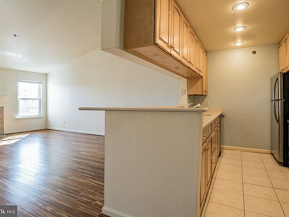4th image of 3315 Wyndham Cres #4231