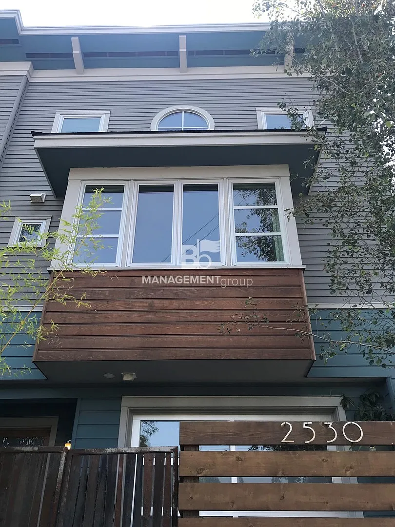 Location, Location, Location! Ne Alberta Contemporary Townhome! — Photo 1