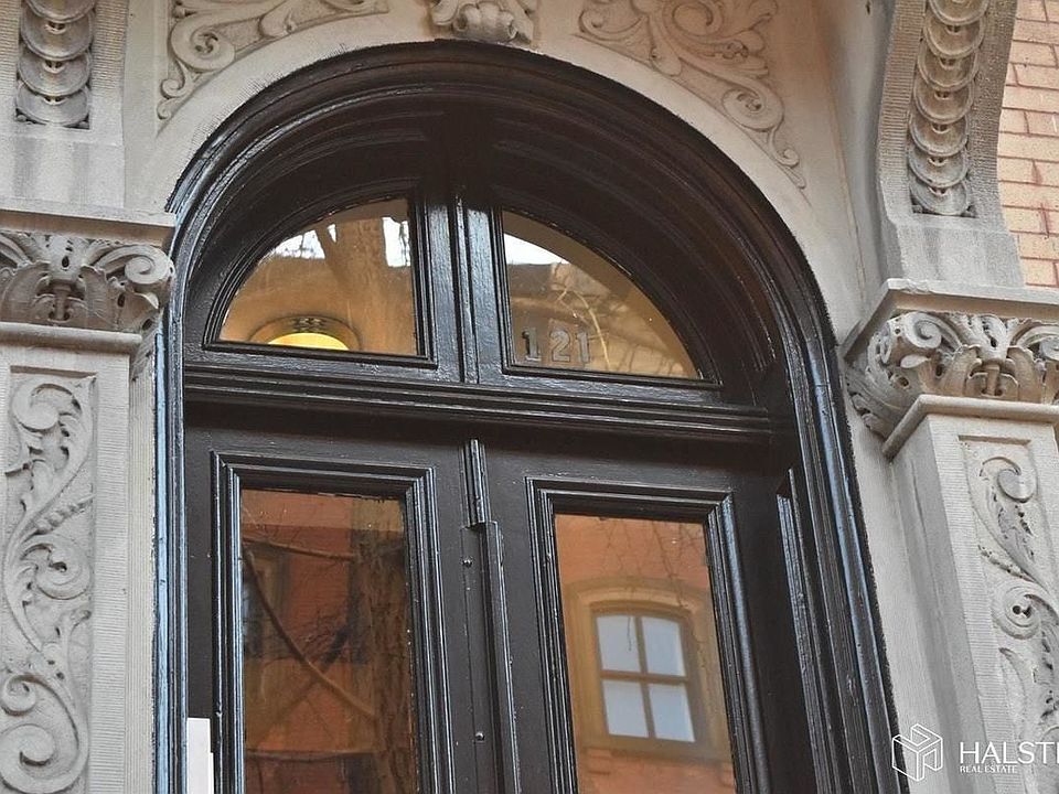 1st image of 121 E 10th St APT 2D