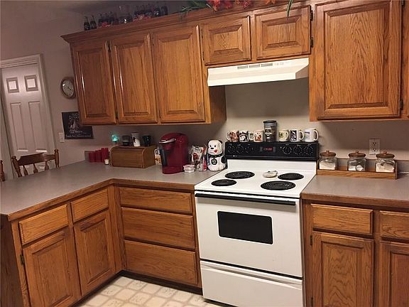 5th image of 16586 Hickory Dr