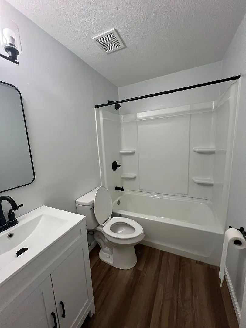 Modern 1 Bedroom in East Davenport — Photo 4