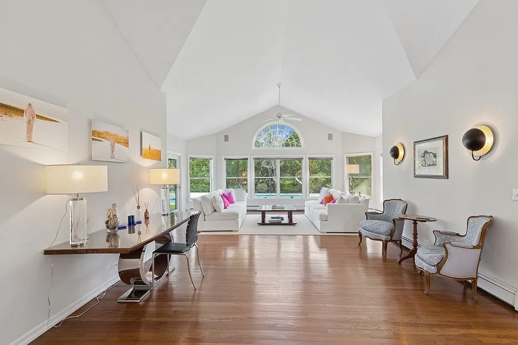 Quogue Estate Section with Heated Pool — Photo 3