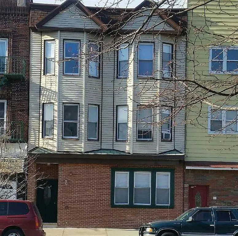 2 bed, 700 sqft, $2,000 — Photo 1