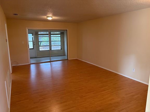 3rd image of 1002 De Soto Dr