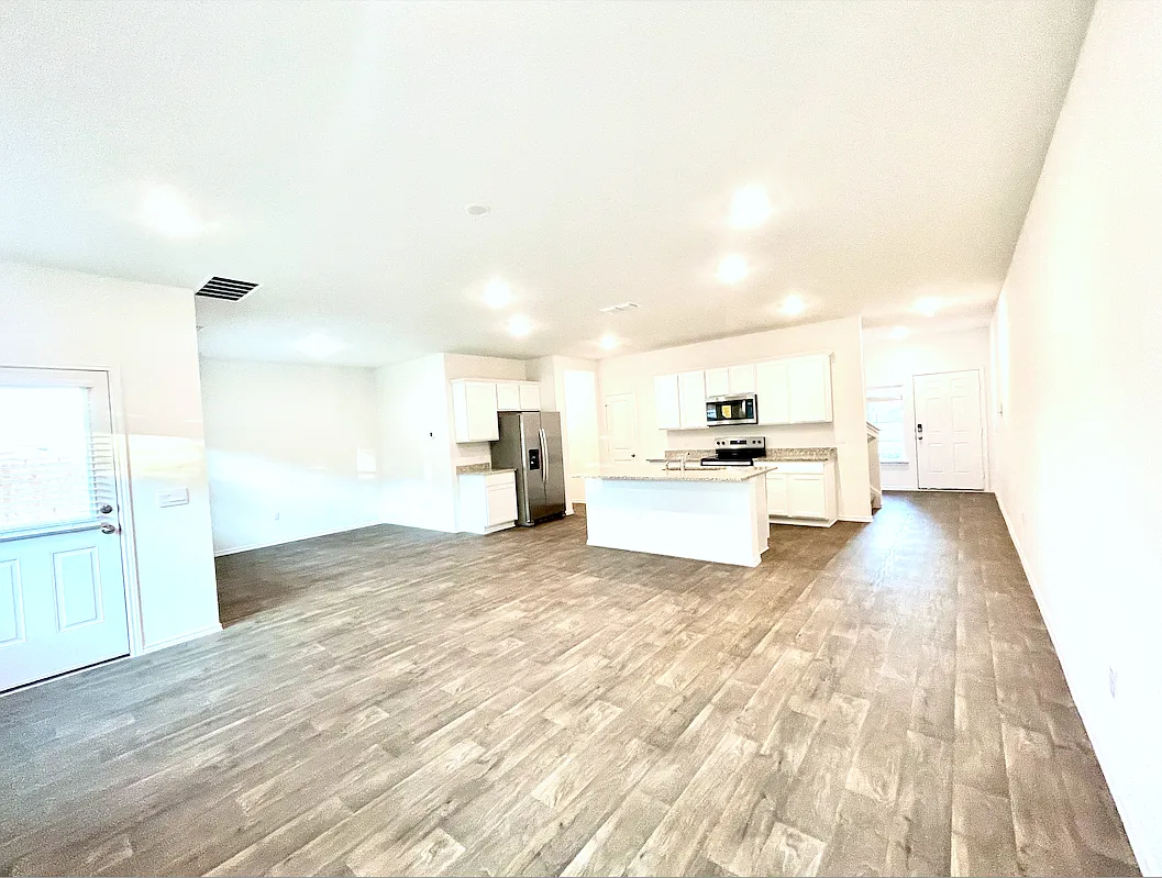 4 bed, 2217 sqft, $2,220 — Photo 2