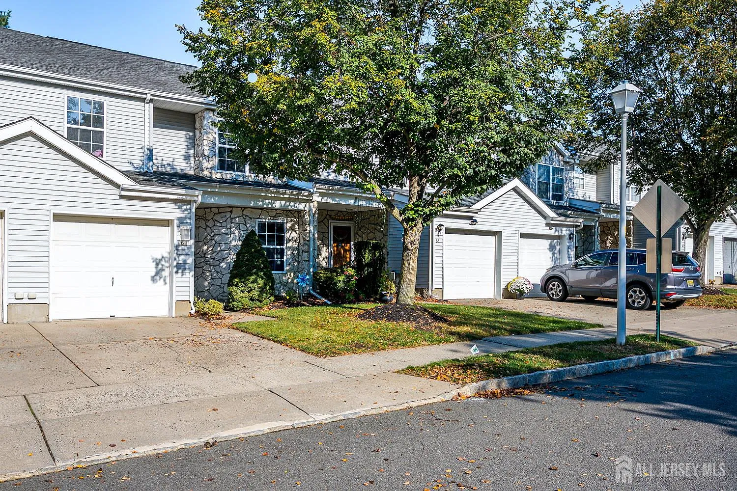 3 bed, 2.5 bath, 1627 sqft, $3,300 — Photo 3