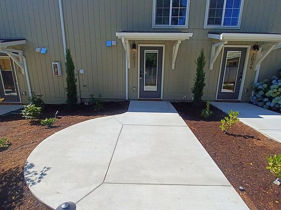 2nd image of 2035-2044 Emerald St #2037