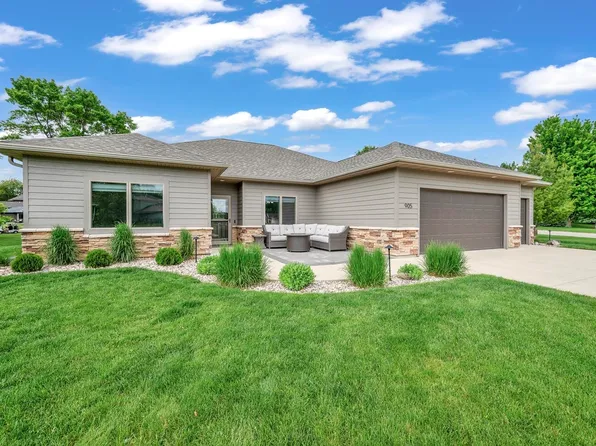 905 Emerald Pines Dr, Arnolds Park, IA 51331