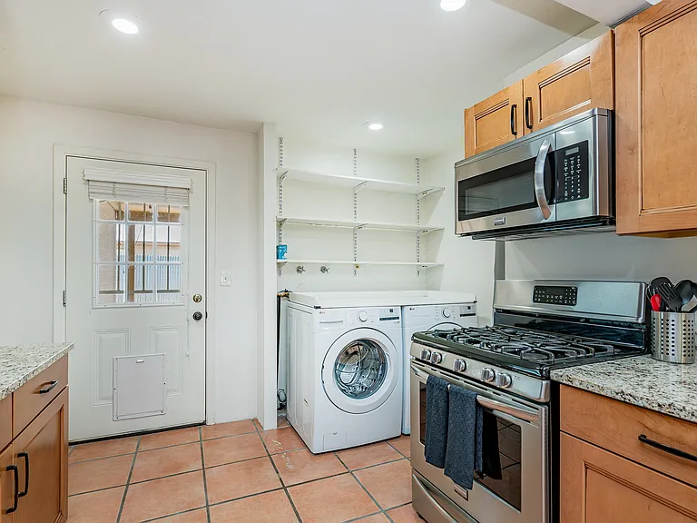 1002 E Simmons St — Photo 5