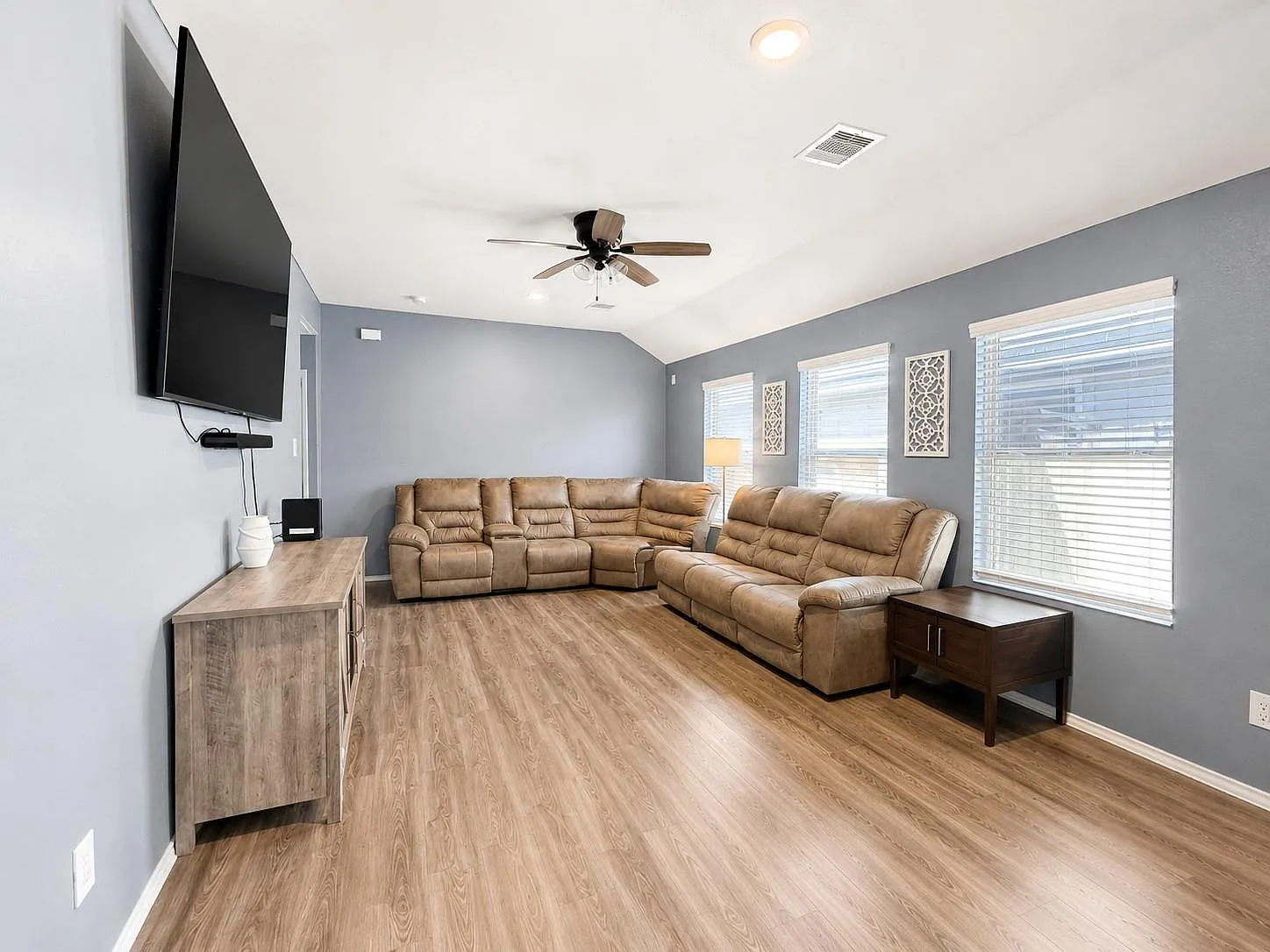 3 bed, 2.0 bath, 1200 sqft, $1,900 — Photo 3