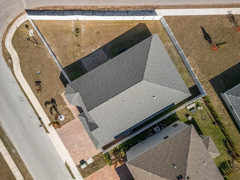 340 Palm Breezes Dr — Photo 23