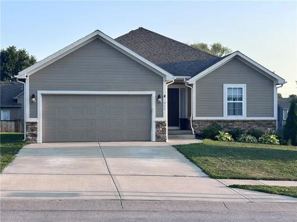 911 W 8th Ave, Kearney, MO 64060