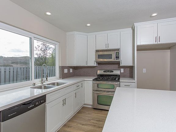 3rd image of 616 W Fargo St