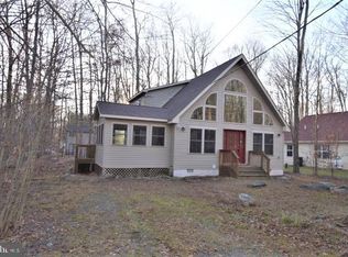 7148 Winnebago Dr, Pocono Lake, PA 18347