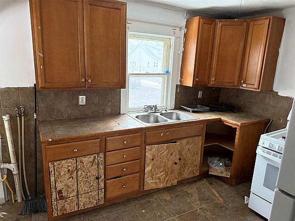 4th image of 22 1/2 Floral Ave