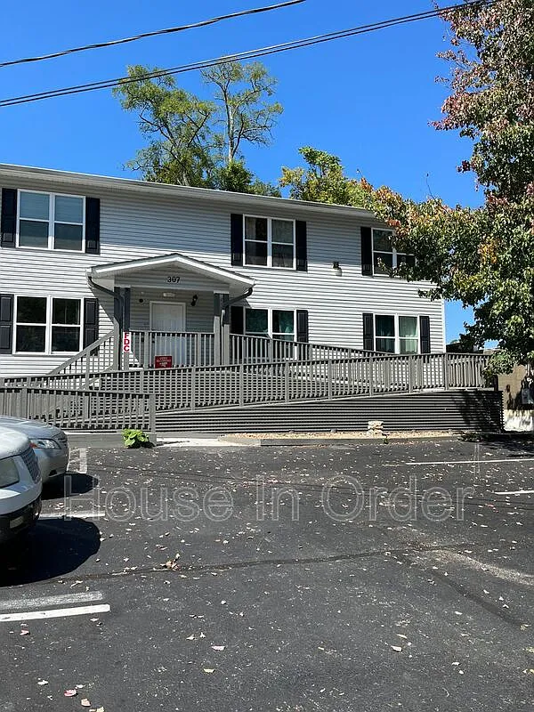 1 bed, 1.0 bath, $1,295 — Photo 1