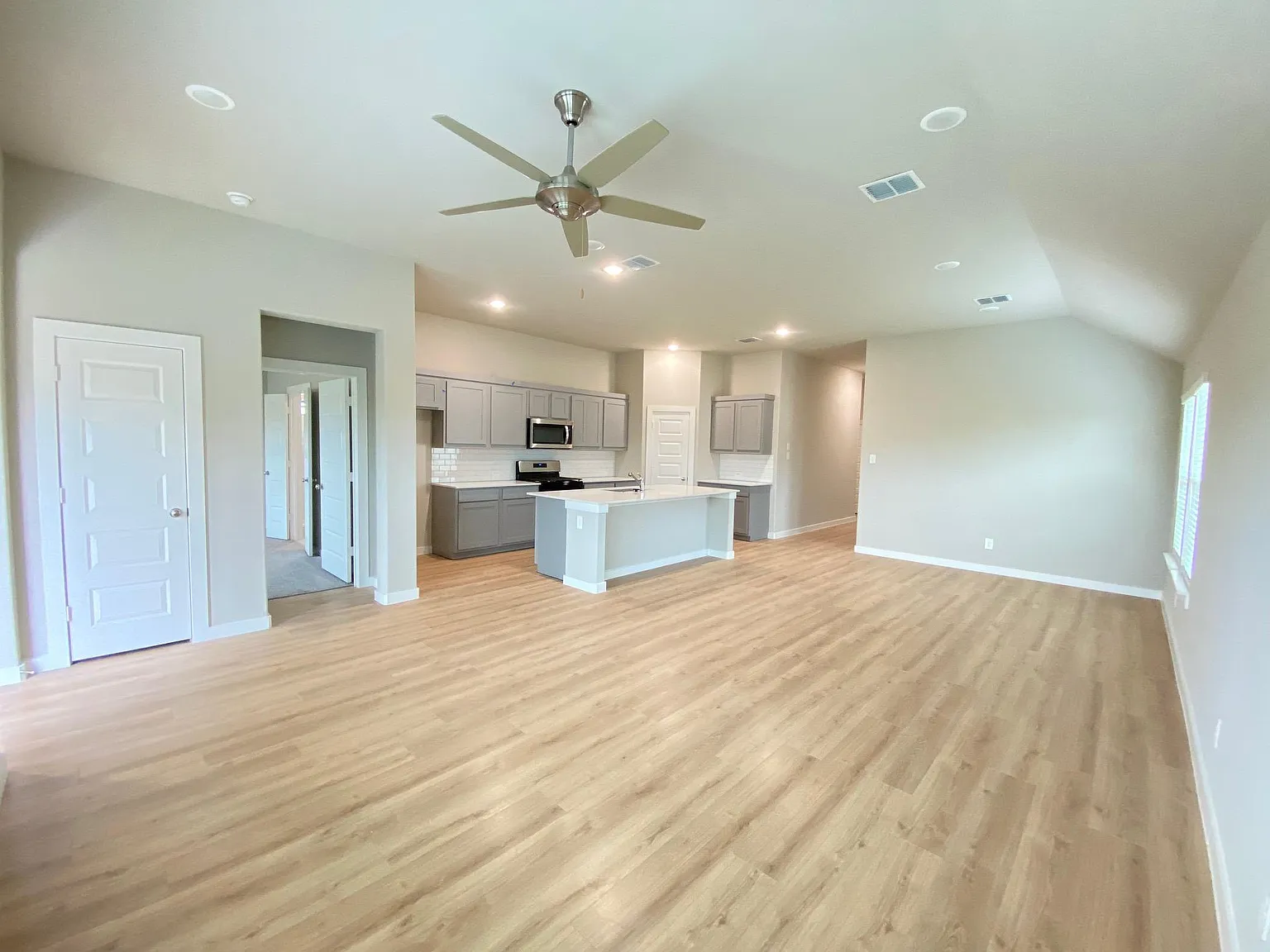 4 bed, 1885 sqft, $2,350 — Photo 4