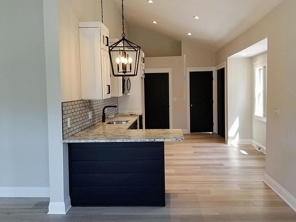 4th image of 323 Colvin Ave