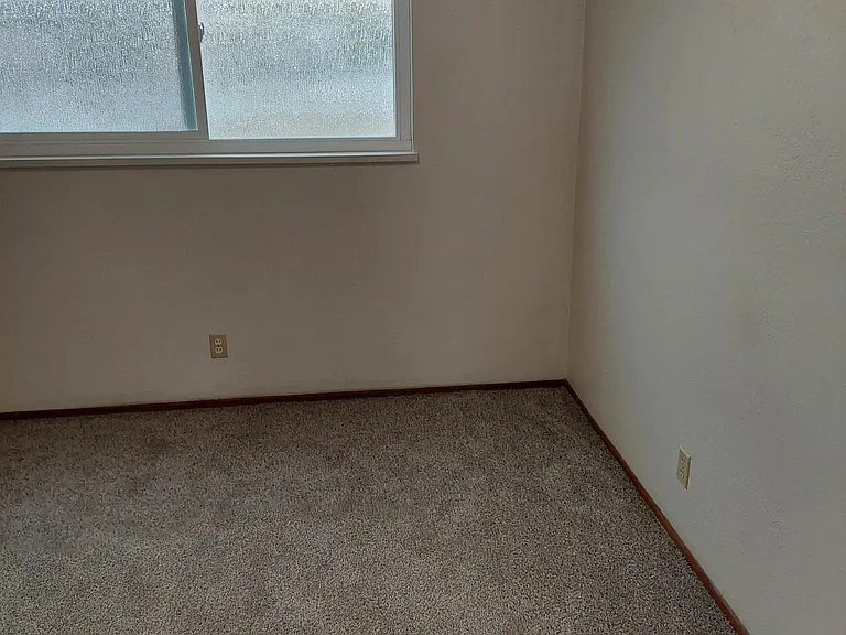 240 Gifford Ave — Photo 7
