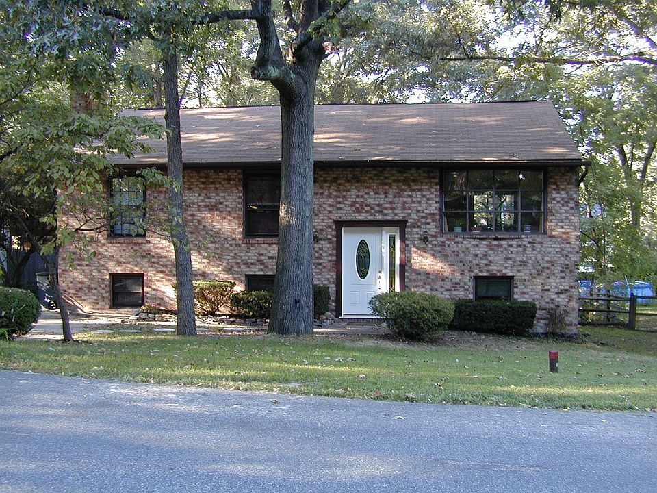 Split Foyer w/Many Upgrades