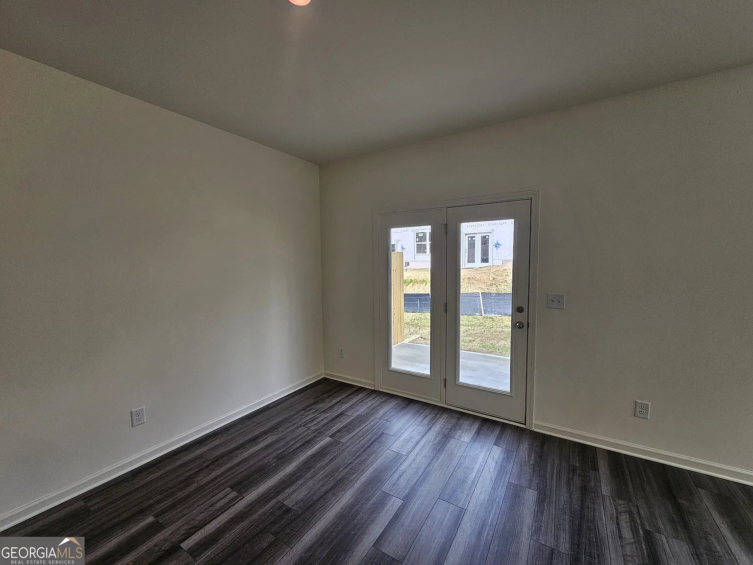 3 bed, 2.5 bath, 1421 sqft, $2,100 — Photo 4