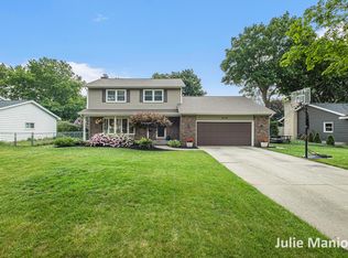 8104 Greenridge Dr, Jenison, MI 49428