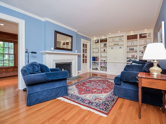 5th image of 305 Carroll Ave