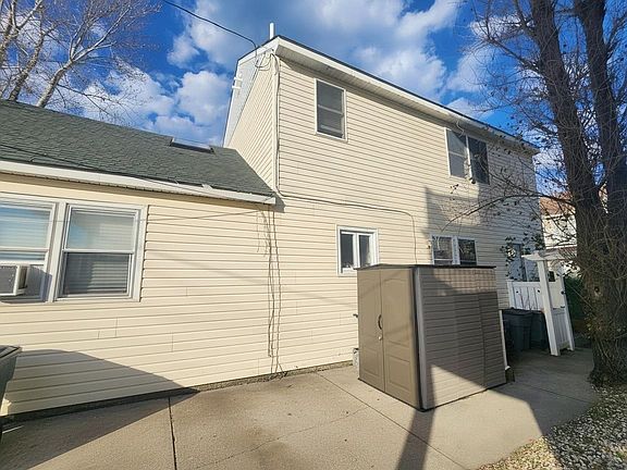 5th image of 623 W Spruce Ave