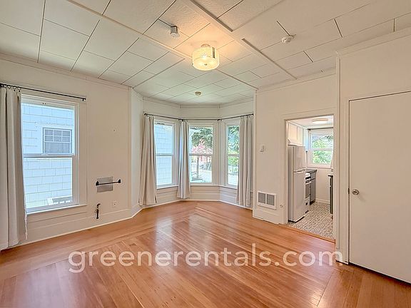 3rd image of 119 20th Ave SE APT 3