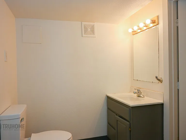 315 Summit Ave Tri-Plex — Photo 9