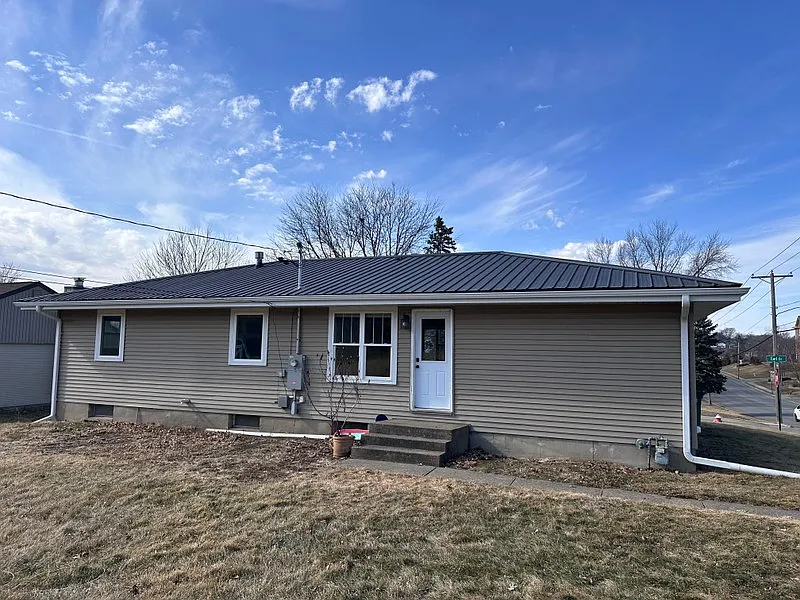 1694 Earl Drive — Photo 3