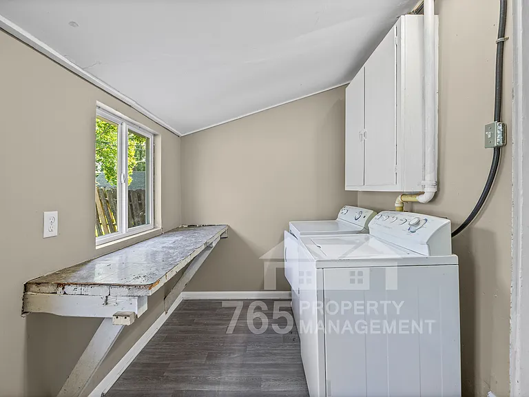1706 Everett St — Photo 11