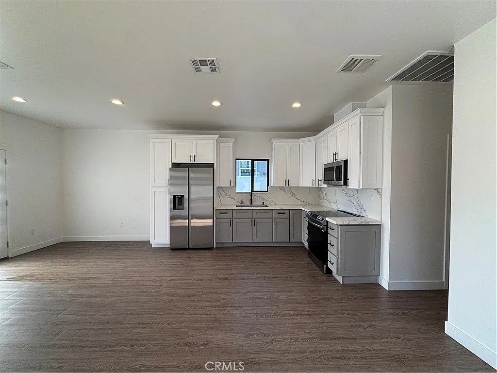 3 bed, 1000 sqft, $4,200 — Photo 3