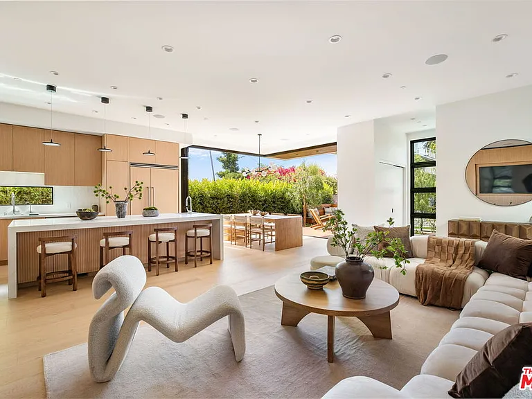 822 Superba Ave — Photo 9