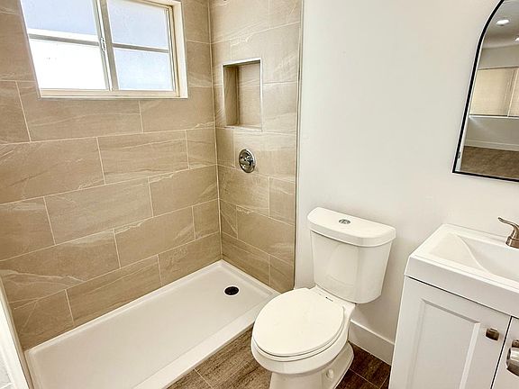 5th image of 7116 Bay Dr #6