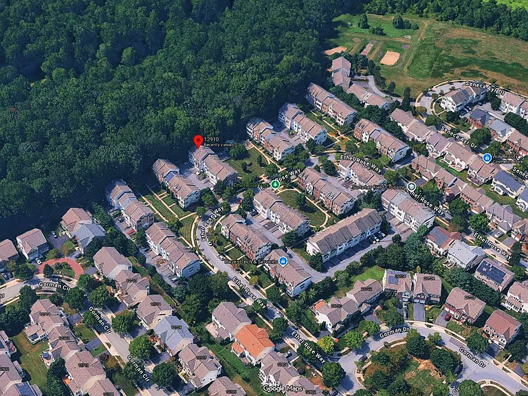 End unit backing into the woods, 5 min to Black Hill Park and Clarksburg outlets, 5 min to Home Depot, Walmart, Target, Best Buy, Kohls, Wegmans, Giant