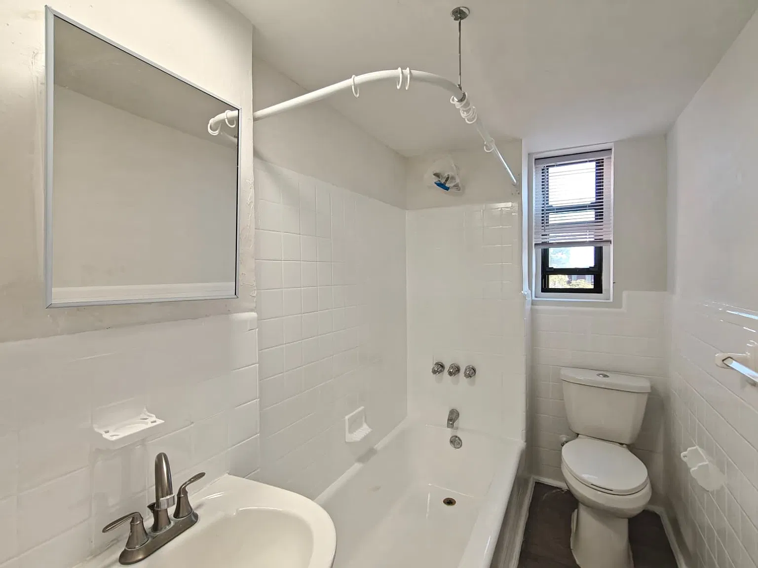 Beautiful Apartment Available Now! — Photo 4