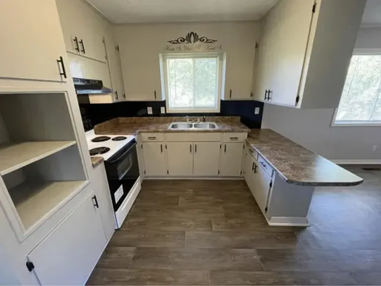205 Lawrence Dr — Photo 3