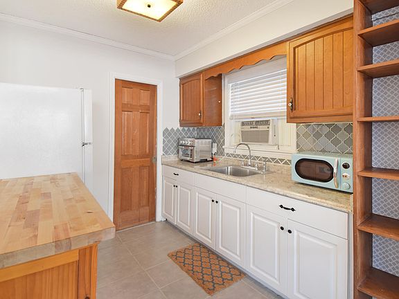 3rd image of 428 Poinsettia Ave