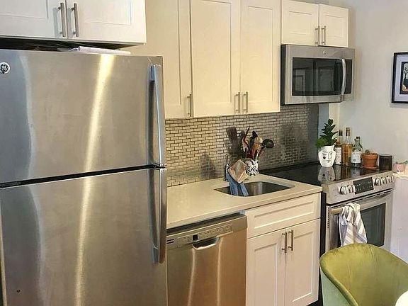 4th image of 150 E Broadway #5L
