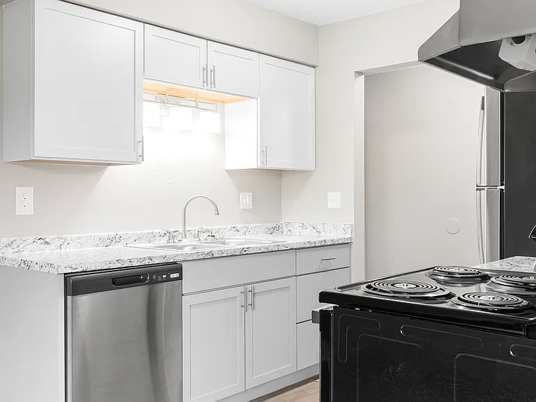 Hillcrest Club Apartments — Photo 79