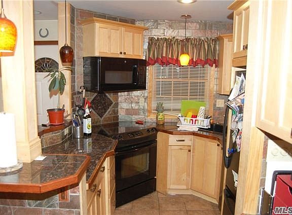 4th image of 202 Towne House Vlg