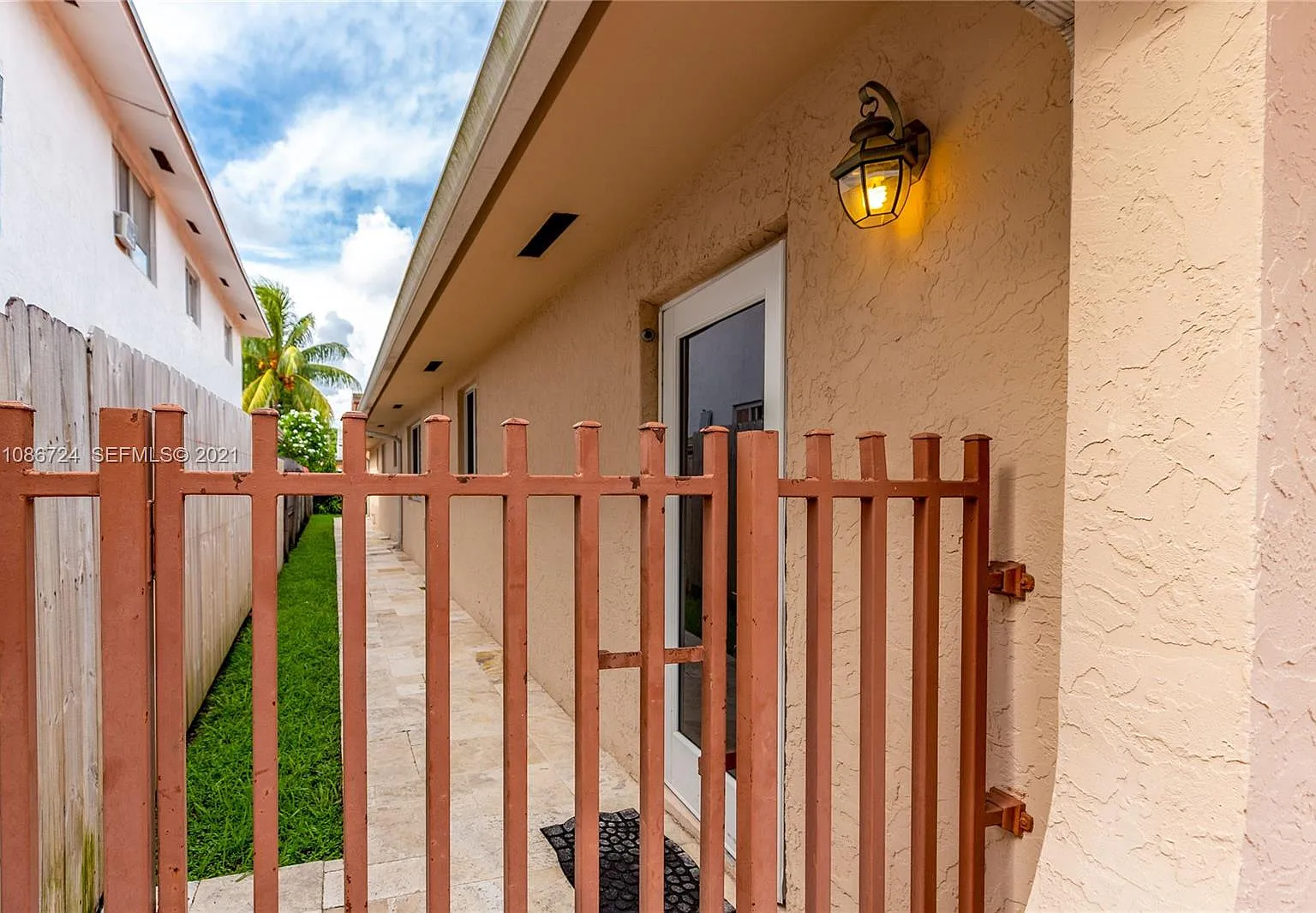 1 bed, 600 sqft, $1,900 — Photo 2