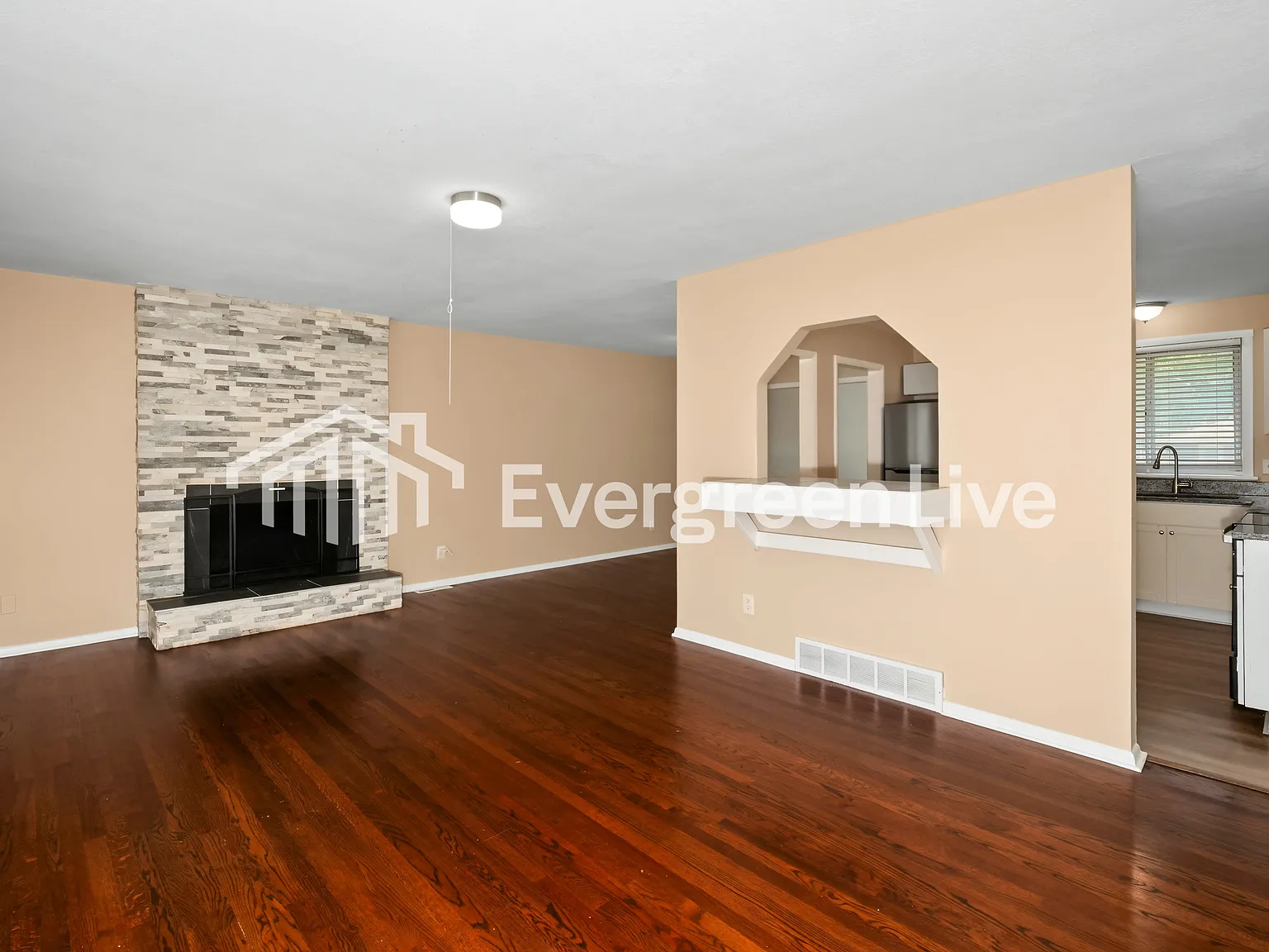 3 bed, 1.5 bath, 1316 sqft, $1,645 — Photo 2
