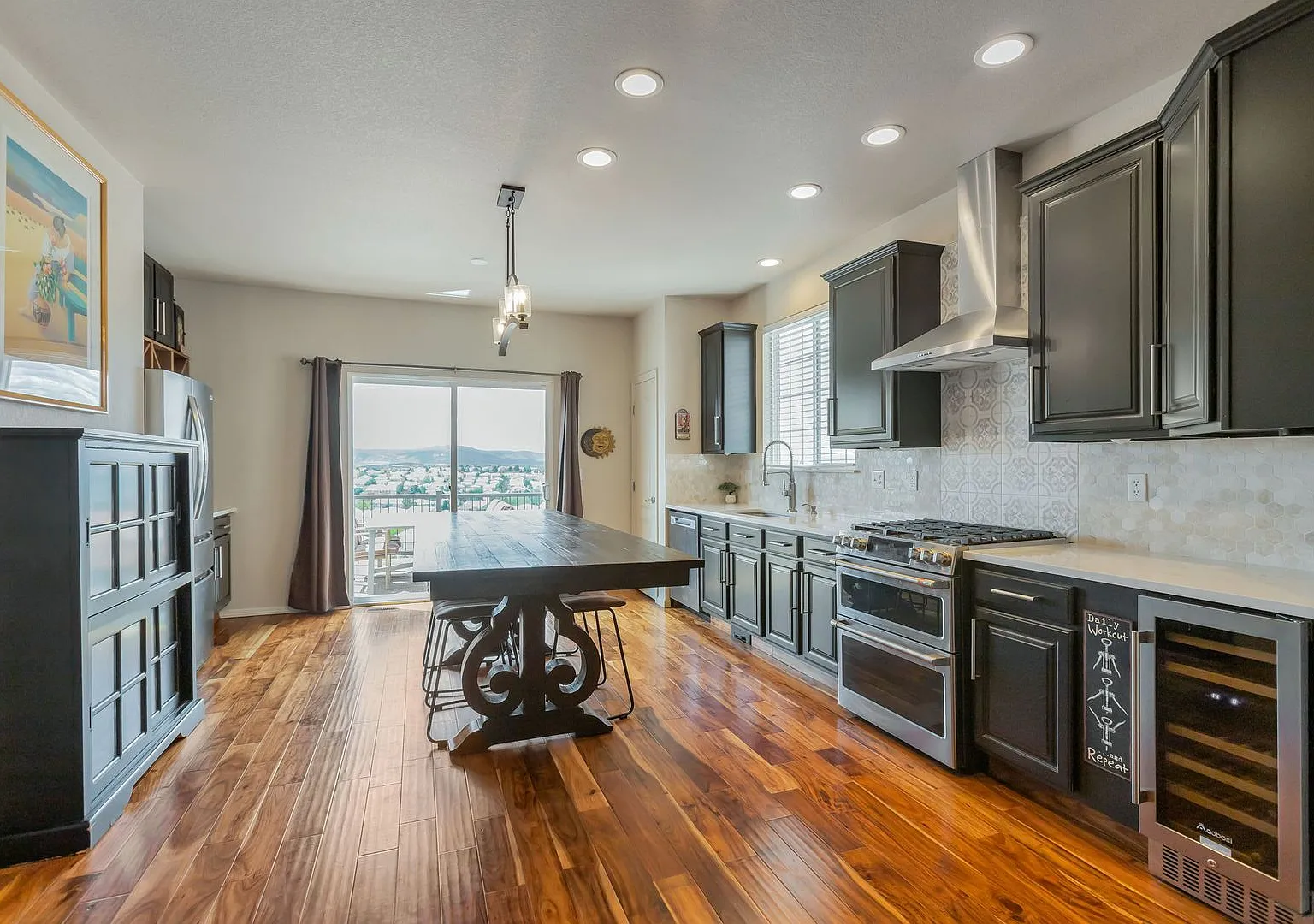 Fully Furnished 3BR with Mountain Views All Utilities Included — Photo 3